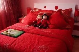 新婚夜小姨子趁老婆不在，偷偷塞给我个红包，打开后，我赶紧退婚图片