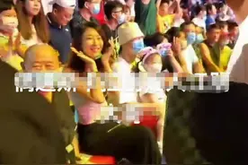 孙红雷一家三口同框，4岁女儿坐爸腿上东张西望，大眼睛萌态十足图片