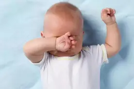 宝宝夜醒之后，喂奶、换尿不湿应该先做哪个？具体看这三点再决定图片