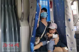 公交上应设哺乳屋吗？网友吵翻了！公交上哺乳被偷拍，到底尴尬了谁？图片
