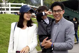 霍启刚一家5口“罕见照”，哥哥妹妹拉手有爱：这才是模范家庭图片