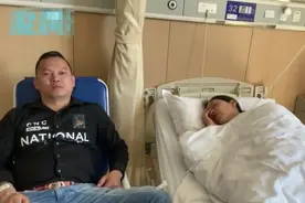 生无可恋！浙江一男子住院输液，病床被老婆“霸占”呼呼大睡图片