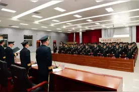 火箭军某部隆重举行晋衔仪式图片