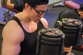 45岁许绍洋变肌肉猛男，这才是中年男人该有的样子图片