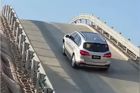 自动挡上坡，只踩油门是错误的，老司机：这样上坡又快又稳图片