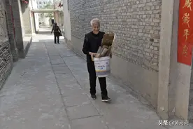 七旬农村老两口，柴火灶蒸馍馍，遇城里人给带两馍馍图片