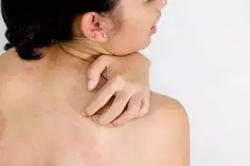 洗澡后背总是够不着？教你一招，舒服又省事搓背不求人图片