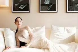 克拉拉又美出圈了，穿白色鱼尾裙曲线迷人，尤物气质太养眼图片