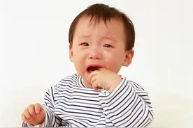 允许吃手指和不允许吃手指的孩子，将来的差距很大，妈妈要重视图片
