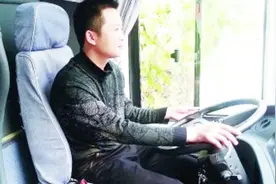 大巴师傅开车时放了一首歌，乘客们都问歌名，太好听了！视频封面