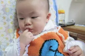 娃爱吃手，进入“口腔敏感期”家长适当添加辅食，助宝宝健康成长图片