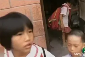 7岁姐姐当“妈妈”，一个人照顾弟弟妹妹，结局感人！纪录片图片