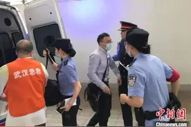 现实版“生死时速”：车厢内接力抢救昏迷患者，高铁提前8分钟进站图片