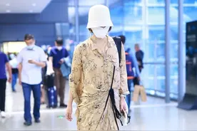 马伊琍真是“保守派掌门”，穿及踝长裙还配长裤，好身材被藏住了图片