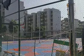篮球场离小区太近 噪音污染谁来管？图片