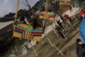 游乐场飞椅高空瞬间坠落！游客第一视角视频曝光图片