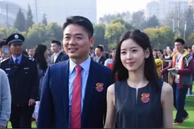 看看刘强东回母校的排场，可见做个成功的企业家和有钱人有多好图片
