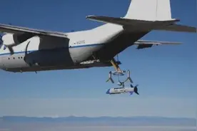 天空母舰要来了？美军空中成功回收无人机，将改写未来战争形式图片