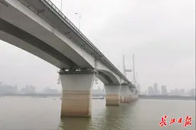 早安武汉｜长江二桥该不该“洗洗”，大家争起来了！官方回应……图片