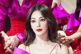 张雨绮吊带裙造型曝光，低胸装衬托凹凸有致好身材，红唇太性感图片