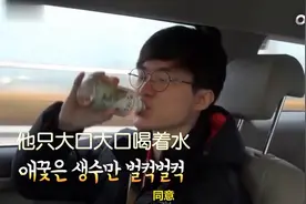 Faker喝水名场面 终是魔王梦了蝶图片