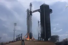 拖了5年时间：SpaceX和NASA发射将宇航员送入空间站的历史性时刻图片