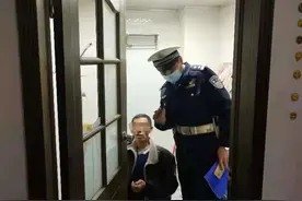 独居女子在家洗澡 卫生间门坏掉被困13小时图片