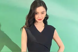 杨颖微笑唇越来越吓人，皮笑肉不笑的样子，好适合演反派大boss图片