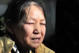 靠拾荒养30个弃婴，被评“感动人物”，孩子大后却多半不联系她图片