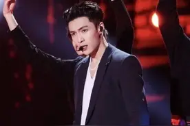 王一博威亚亮相帅炸全场，裤子造型仿佛漏肚腩，张艺兴喜提错位图图片