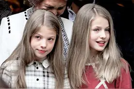 索菲亚公主羡慕姐姐，走路都被父母环绕，国王王后明显偏心太过分图片