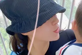 章子怡分享儿子第一次叫妈妈，汪峰视角下的母子俩玩亲亲，超有爱图片