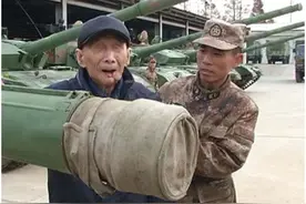 失明抗战老兵临终有一心愿：再摸一次坦克，部队一次开出6辆图片