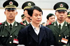 他是张子强手下，分赃后买300万奔驰送18岁儿子，在家乡建6栋别墅图片