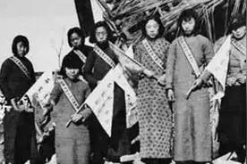 70岁女老师被捕，全村要求放人，罪行公布后，村民称定要处死她图片