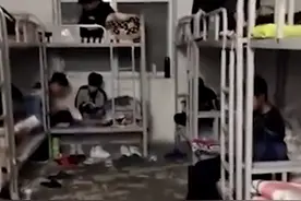 河南初三男生熄灯前坐宿舍床上背书，老师：农村孩子学习很刻苦图片