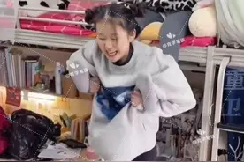 重庆一女大学生用上铺的腿荡秋千，男生：腿美，但身后物品不能看图片
