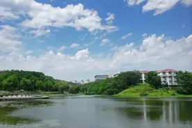 江苏超"大"高校：占地3800亩，校内要乘公交车，别墅式宿舍依山傍水！图片