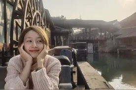 女儿裤子破了，马伊琍要扔掉，女儿不让：叫外婆补一下就好了图片