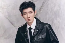 王源湿发造型，白色衬衫和潇洒的黑色皮衣搭配，湿发造型更显个性图片