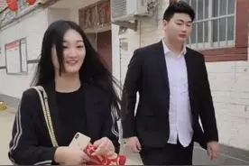 朱大衣未出招，亚楠已无招架之力，直播间被骂，无奈接小伟回家图片