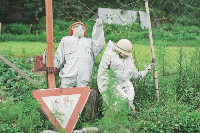 日本有个恐怖村庄，奶奶按照逝者原型做了300个人形，日夜陪自己