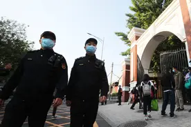 开学日 城管、学生互比手势加油鼓劲图片