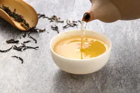 喝茶是好事，但是喝得不对，有可能会伤肾脏，还可能「致癌」图片