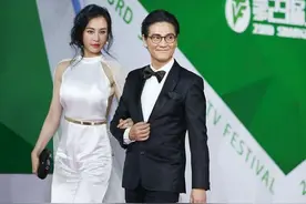 成龙女徒弟的身材堪比柳岩，连体裤都能穿出立体感，高挑又有韵味图片
