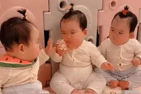 “塑料姐妹”火了，三胞胎抢饼干互不相让，网友：说好的相亲相爱图片