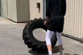 周琦推轮胎，易建联推轮胎，詹姆斯推轮胎，没有对比就没有伤害图片