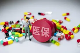 退休后，为什么有的人医保卡返钱，有的人不返？跟这2个因素有关图片