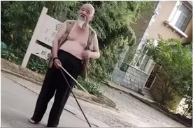 65岁李琦小区溜恶霸犬，穿着随意露大肚腩，百万别墅外景成焦点图片
