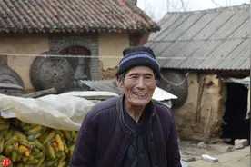 93岁老人一家住绝壁山顶，半世纪开垦30亩荒地，收集雨水吃一年图片